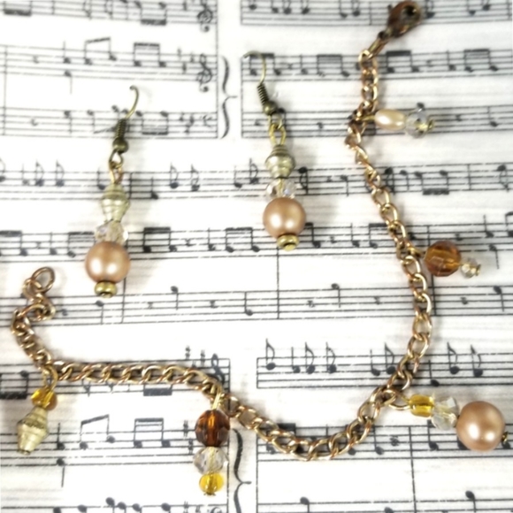 New Gold Tone Bracelet & FREE Earrings - Picture 4 of 5